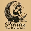 Pilates – Lisa Rentmeister: Original-Logo mit einer Pilatesfigur im verzierten Halbmond